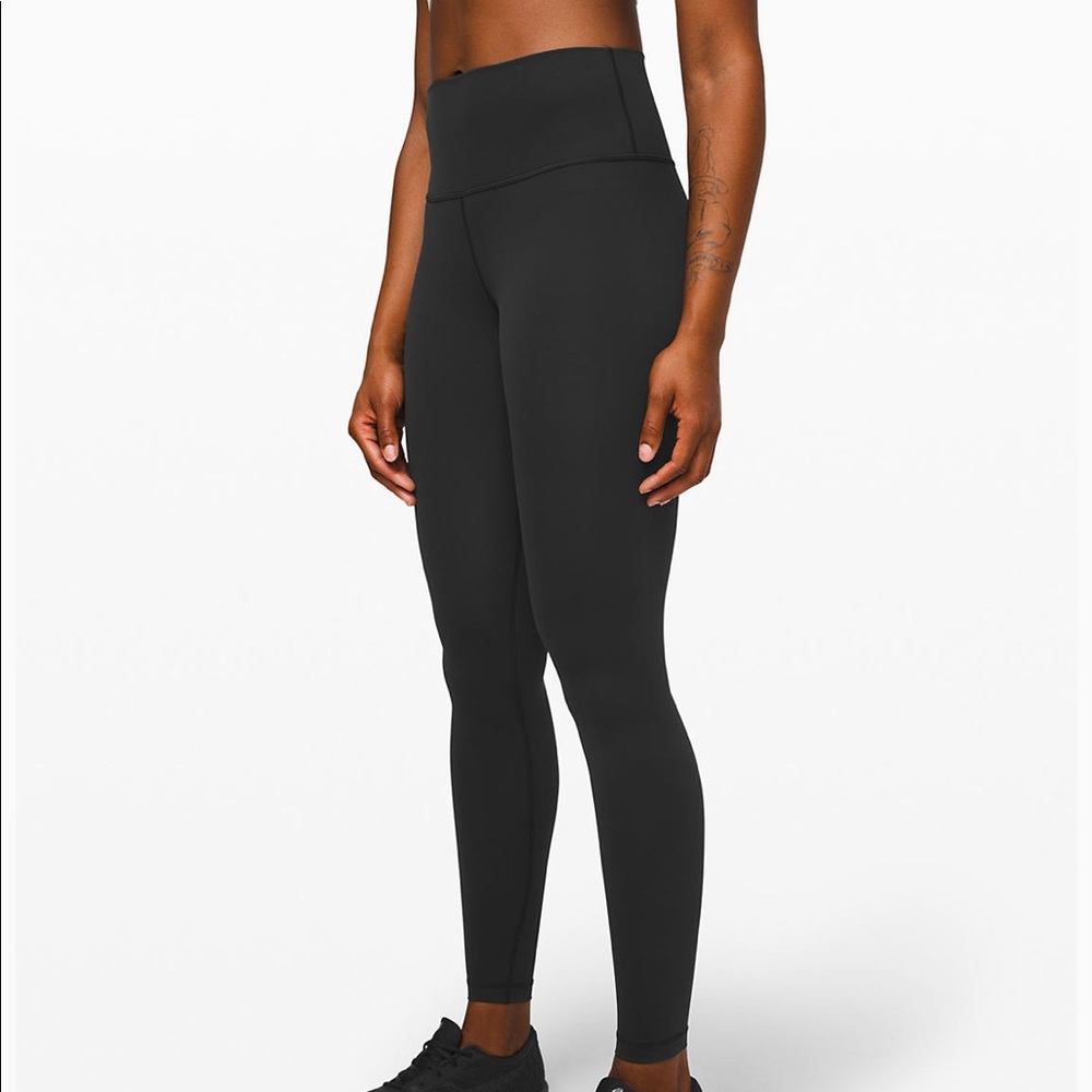 Like new - LULULEMON WUNDER UNDER SIZE 6 BLACK